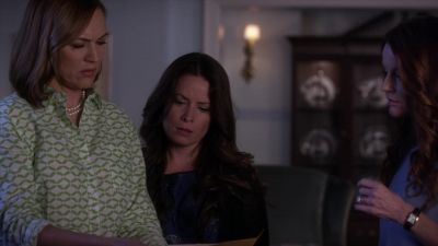 [dramatic music] - Pretty Little Liars