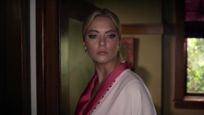 [dramatic music] - Pretty Little Liars