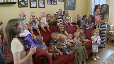 - [dramatic theme music plays]
- [Floyd] And it never ended. - Shiny Happy People: Duggar Family Secrets