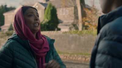 DRIVER BEEPS HORN
Go. Come on, love, hurry up. - Ackley Bridge