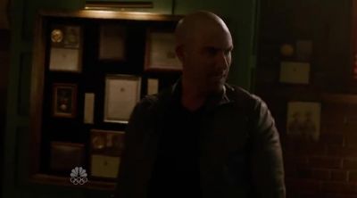 Drop it.
Turn around. - Grimm