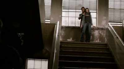 Drop your weapon.
Don't do it, gabriel. - Intelligence