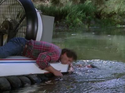 Drop your weapons. Hands in the air! - MacGyver