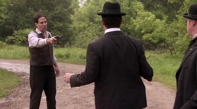 Drop your weapons. - Murdoch Mysteries