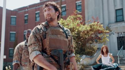 Drop your weapons. - Alien Warfare
