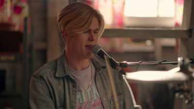 [drums kick in] - Julie and the Phantoms