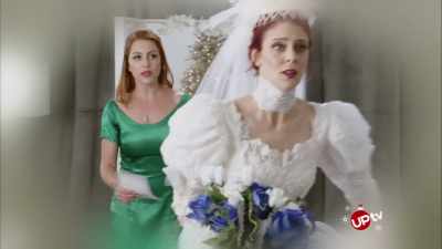 - Du skal giftes med en kunsthandler.
- Den æder mig. - Christmas Wedding Runaway