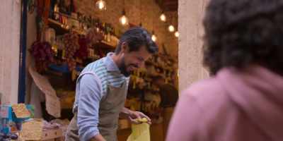 - Due euro.
- Ancora. - Love in the Villa