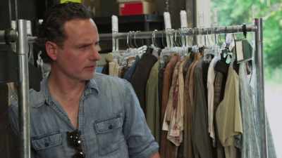 Duller color?
[Laughs] - The Walking Dead: The Return