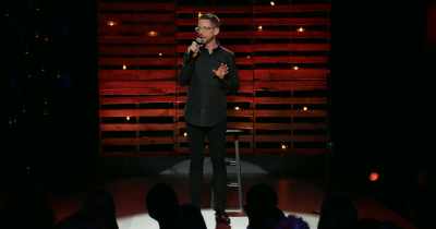 ♪ Dun-dun-dun-duh
Dun-dun-dun-duh ♪ - Neal Brennan: 3 Mics