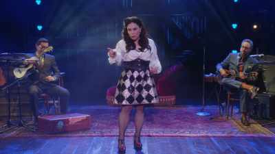 E această perioadă finită de timp.
De obicei. - Alex Borstein: Corsets & Clown Suits
