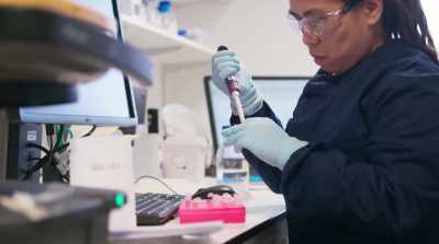 E dividiu a sequência genética
com outros países. - Race Against Pandemic