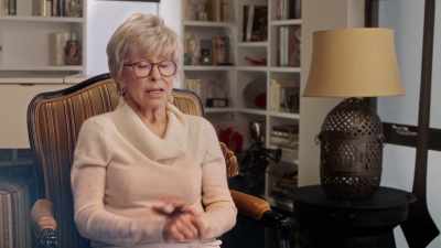 E ele me empurrou. Porque era um sofá. - Rita Moreno: Just a Girl Who Decided to Go for It