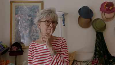 E então eu olhei
para a camiseta e pensei: - Rita Moreno: Just a Girl Who Decided to Go for It