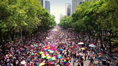 ... e exigem
igualdade de direitos. - Pride From Above