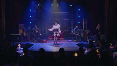 E fix pe dos, nu? Nu e logic.
Dar vă spun ceva. - Alex Borstein: Corsets & Clown Suits