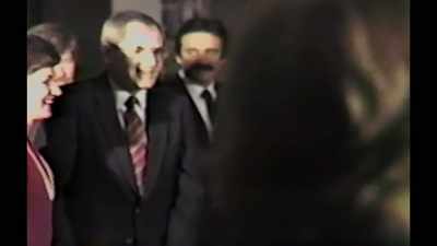 É por isso que Eli quer levar
seu plano a Joe Biden, - Last Flight Home