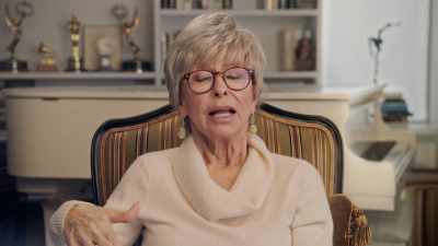 E, quando percebi,
ele estava me beijando. - Rita Moreno: Just a Girl Who Decided to Go for It