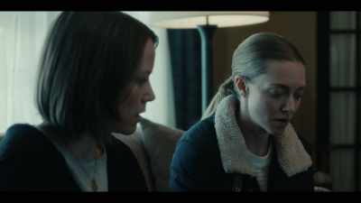 Ea este Elizabeth O'Connor,
iar ea este Taylor Yoon. - Long Bright River