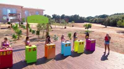 Each of you will make
a life‐sized clay sculpture - Love Island