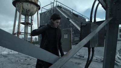 -[earpiece beeps]
-I'm here. The box is open. - Gotham