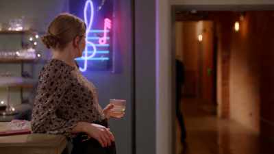 -[easy going music]
-[woman vocalizing] - The Love Club: Tara’s Tune