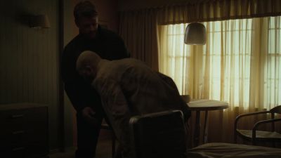Easy. Whoa, whoa, whoa.
Oh, I gotcha. Easy. - Westworld