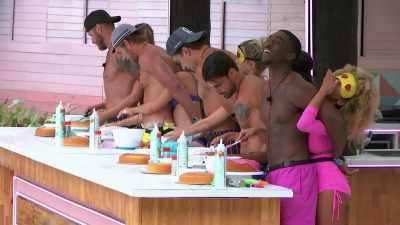 >> EAT IT SO IT DOESN'T GET
DIRTY. - Love Island