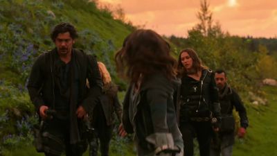 Echo: Guys, stairs. - The 100