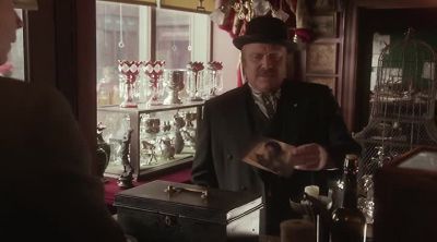 - Eddie, put the gun down.
- Sorry. - Murdoch Mysteries