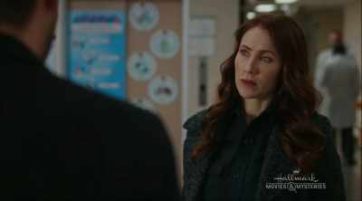 Een bericht van Valerie.
-Laat eens zien. - Aurora Teagarden Mysteries: A Game of Cat and Mouse