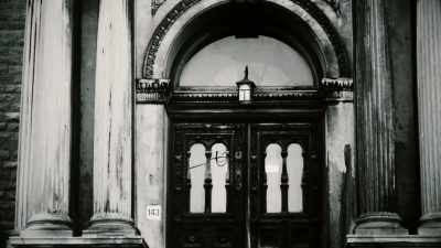 ♪(eerie piano music) - The Minds of Men