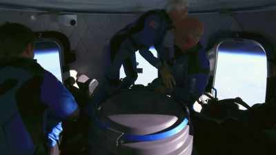 Efter New Shepard-kapslen
når sit højdepunkt- - Space Titans: Musk, Bezos, Branson