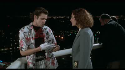 Είναι διπλό, ηχομονωτικό κρύσταλλο. - Ace Ventura: Pet Detective