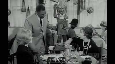 Eis Donna Reed almoçando
com uma senhora branca - Say Hey, Willie Mays!