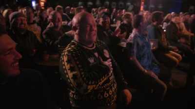 - Either way, thank you.
- [audience laughing] - Dave Attell: Hot Cross Buns