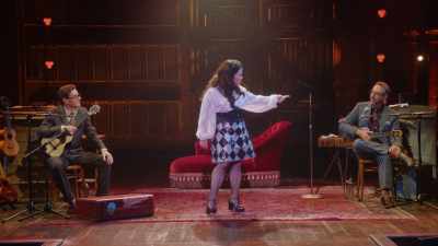 El e Eric Mills. Eric, și tu ești divorcé? - Alex Borstein: Corsets & Clown Suits
