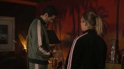 - El Maestro's next level.
- Yeah, who cares? - NCIS: Sydney