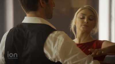 Elbows up, shoulders down,
beautiful. - Best Christmas Ball Ever!
