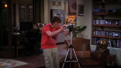 ELDRIDGE: Hurry up. I'm about to blow.
- Hang on. - Two and a Half Men