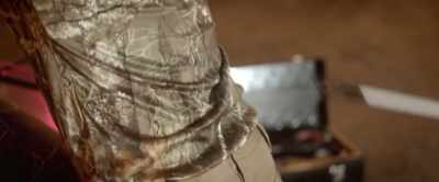 (electricity crackles)
(Amir groans) - Alien Hunt