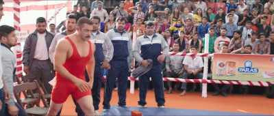 Electrifying energy in the stands,
all cheering for Sultan. - Sultan