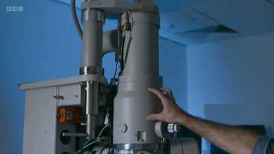 Electromagnetic lenses
focus the beam here. - Secrets of Size: Atoms to Supergalaxies