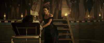 Eliza.
Eliza, my feet. - Stonehearst Asylum