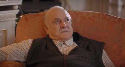 [Elizabeth chuckles] - Father Christmas Is Back