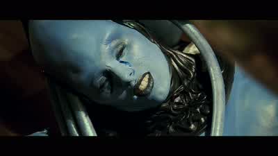 Elle est plus fragile qu'elle ne paraît. - The Fifth Element