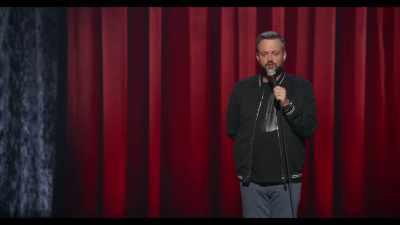 Elle hurle :
"Café glacé, crème fouettée !" - Nate Bargatze: The Tennessee Kid