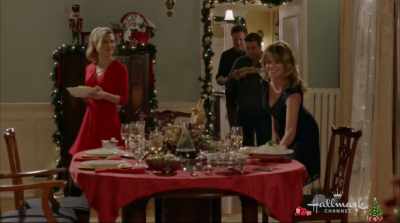 [ELLIE CHUCKLES] - Christmas in Love