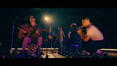 Elliot Schwartzman tocando teclado
e todas essas coisas. - Imagine Dragons: Live in Vegas