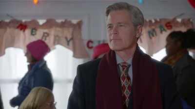 Em, there's this guy
at the counter - Christmas a la Mode